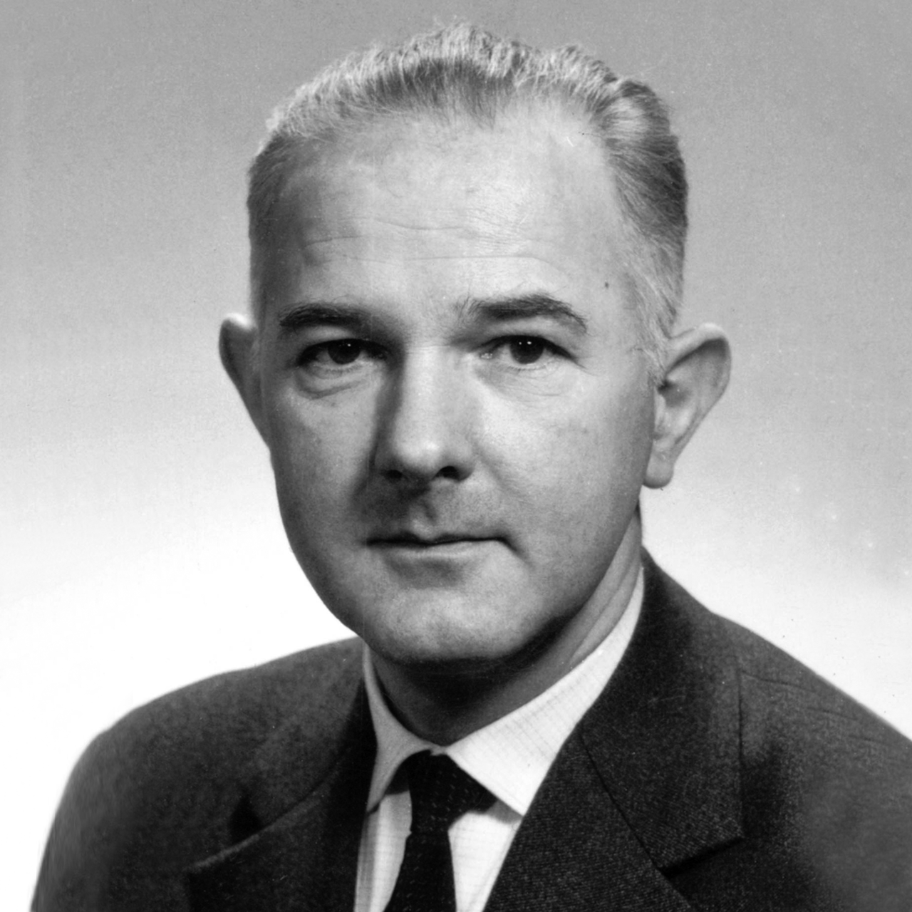 Portræt i sort/hvid af designer Erik Hansen for Le Klint lampefirma i Odense